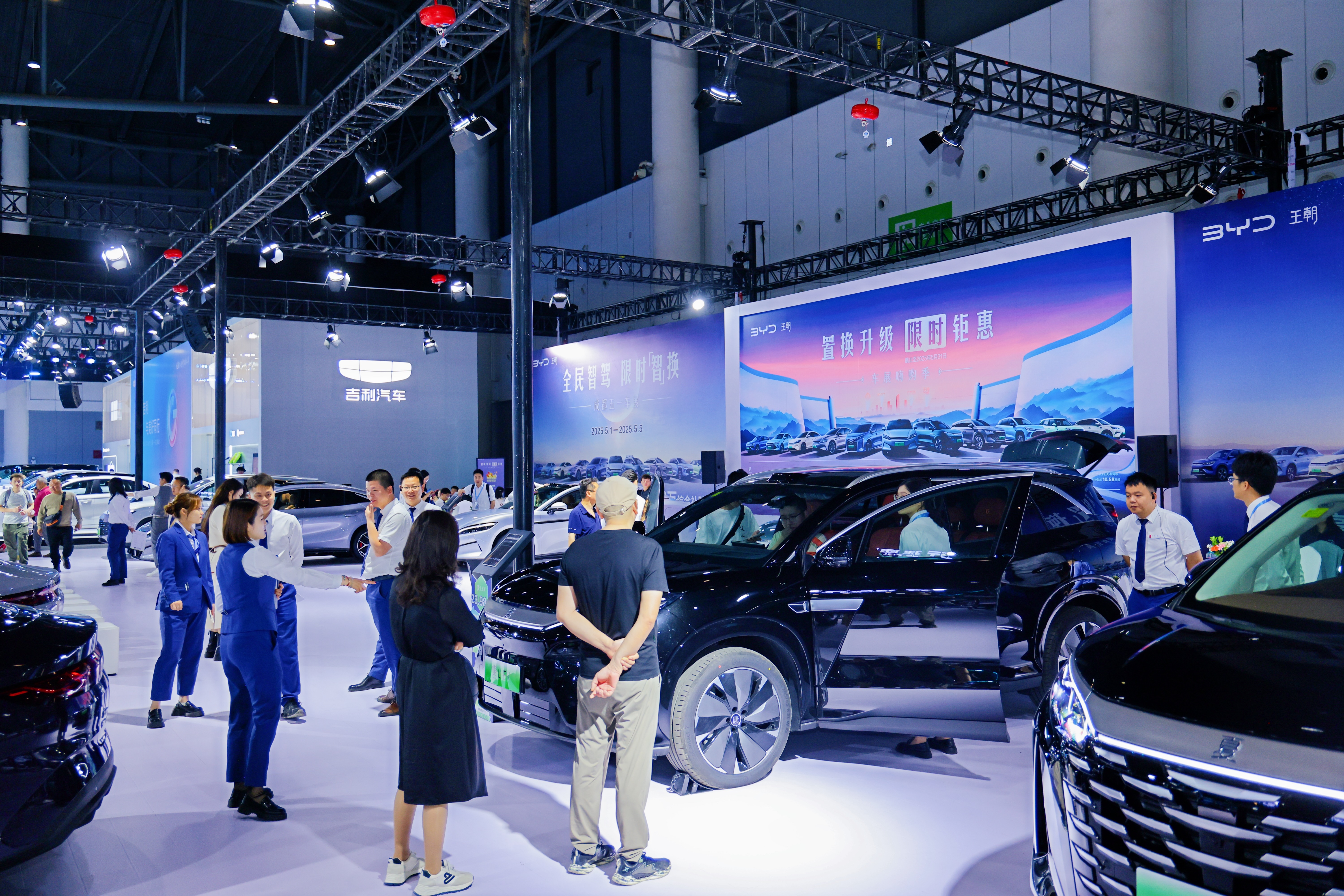 比亚迪双旗舰汉L唐L登陆成都， 新能源赛道再树价值标杆
