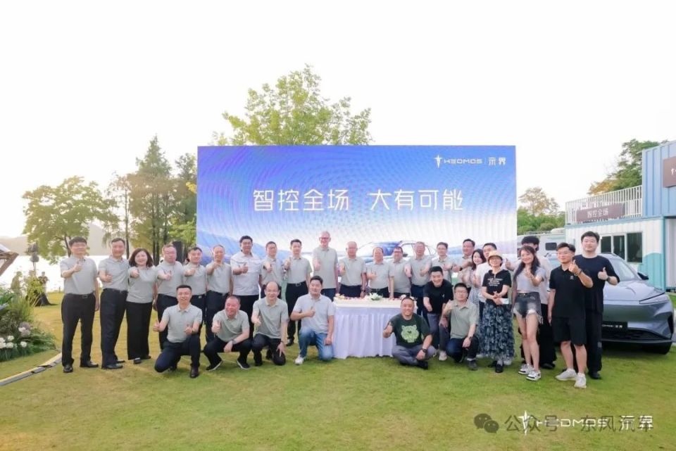 神龙汽车自主新能源首款车型示界06上市 限时先享价10.88万元