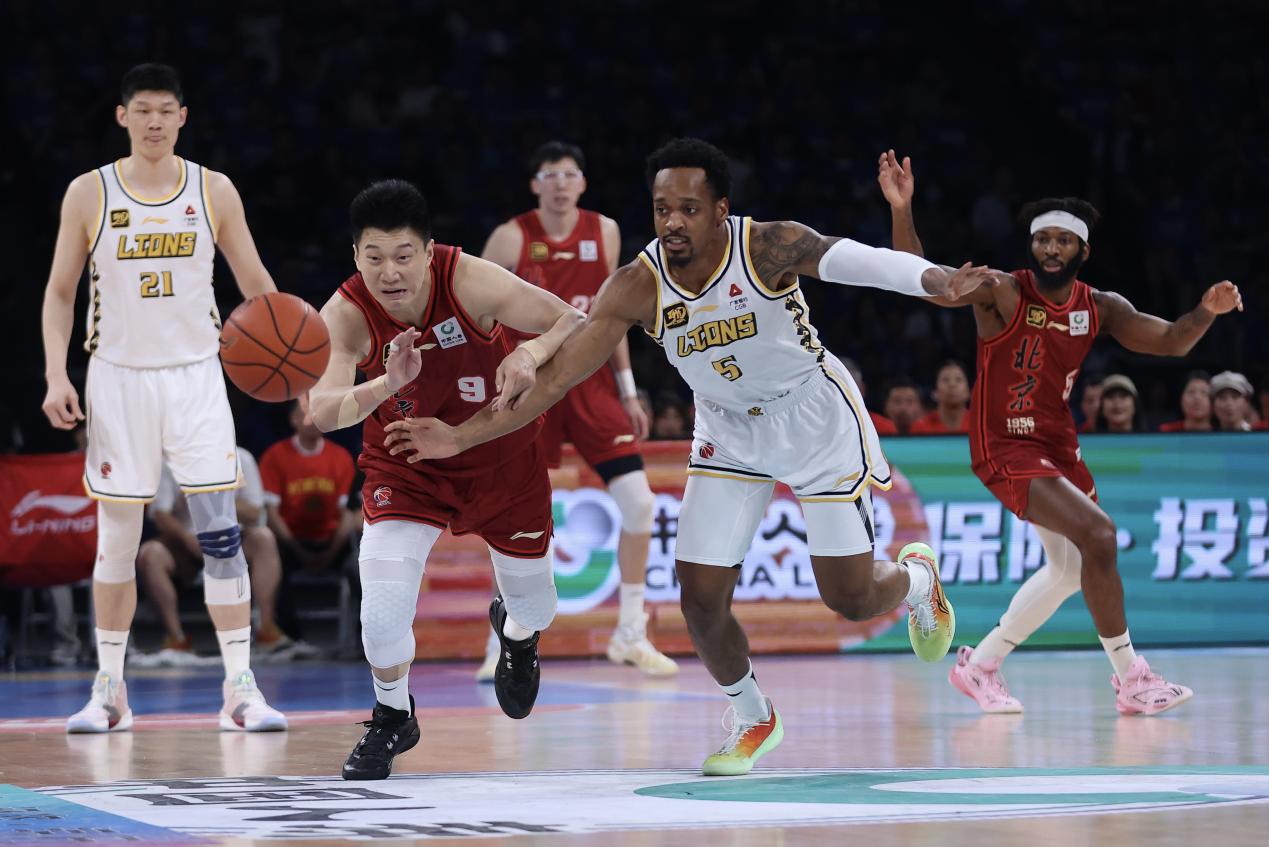 穿上战袍、开上极狐，北汽男篮点燃这座城，zheì就是北京力量！