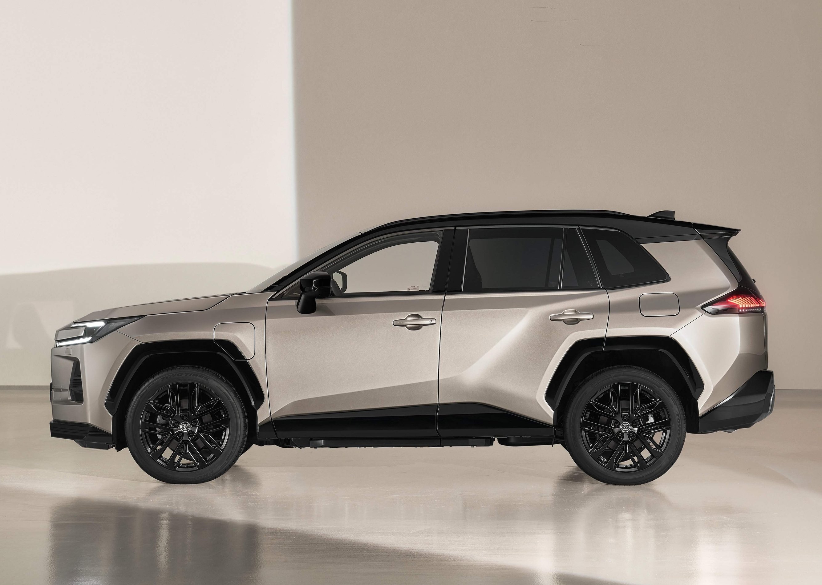 丰田第六代RAV4发布，取消纯燃油版本，设计大胆考验消费者审美