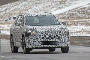 全新RAV4荣放曝光，外观更硬朗，内饰大变样，动力或延续现款？