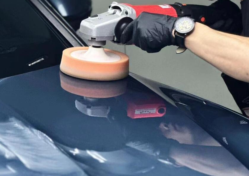 “熊孩子”用自喷漆将多辆车的车牌喷黑，民警：家长承担损失赔偿