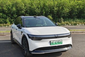 短试极氪7X四驱长续航版：性能拉满轮胎都扶不住，底盘风格挑爱家