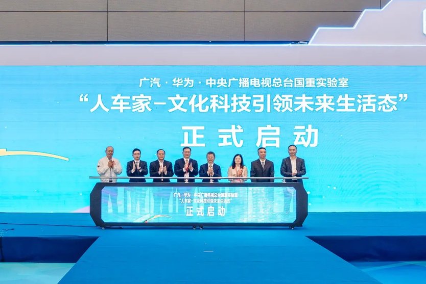 传祺向往M8乾崑诠释“人车家”生活态，例外服饰毛继鸿成首位车主