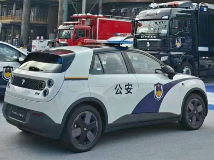从宏光MINI EV到萤火虫，国产警车比迪拜还“花”？
