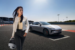2025款东风奕派eπ007上市 AI/轿跑/下赛道，这个国企不太冷