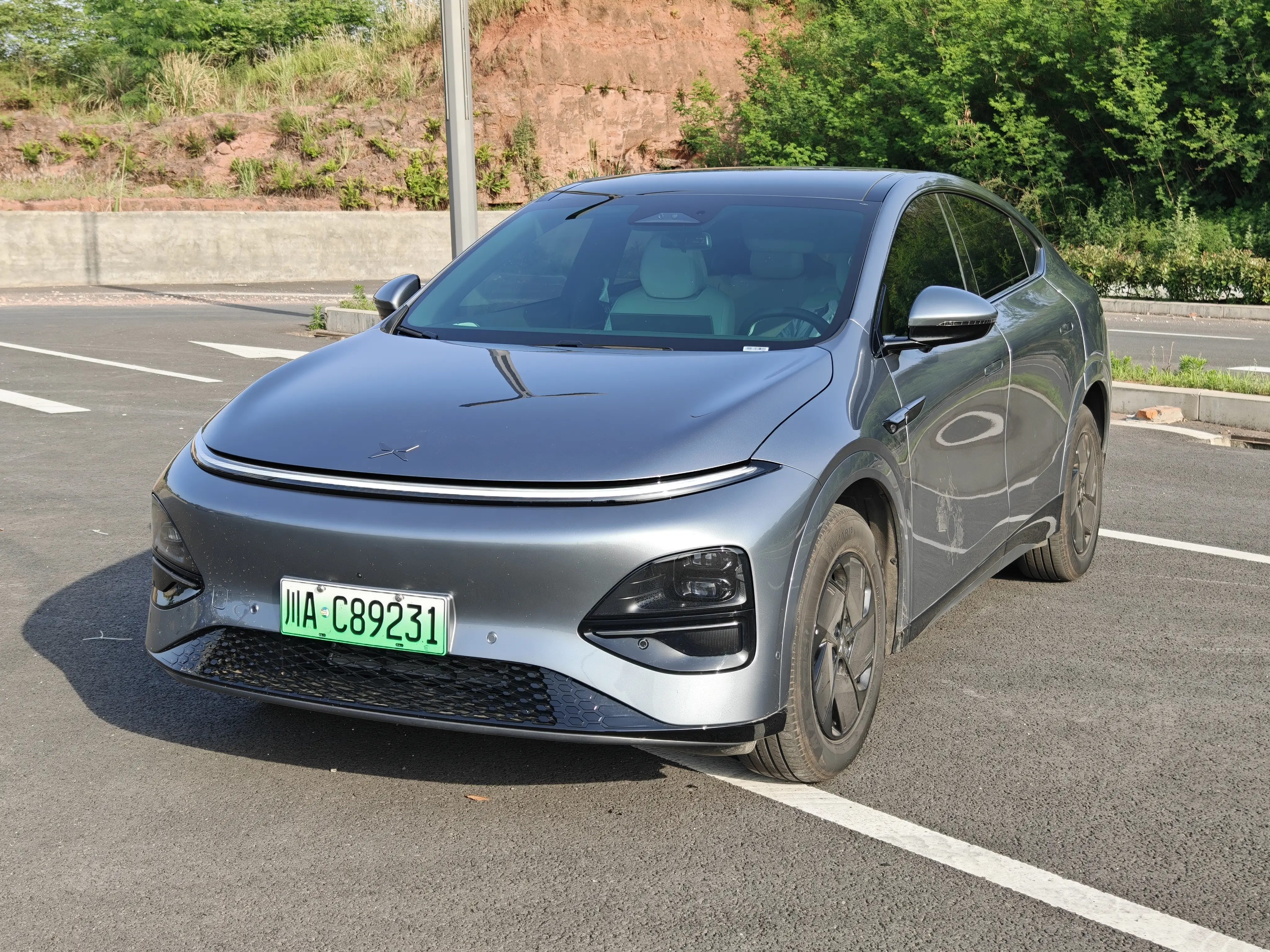 短试2025款小鹏G6入门版：一款更舒适更便宜的Model Y平替