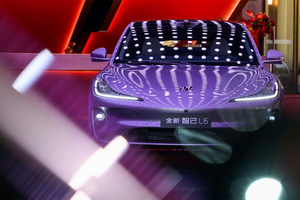 20万就带后轮转向，智己L6能打过特斯拉和小米吗？