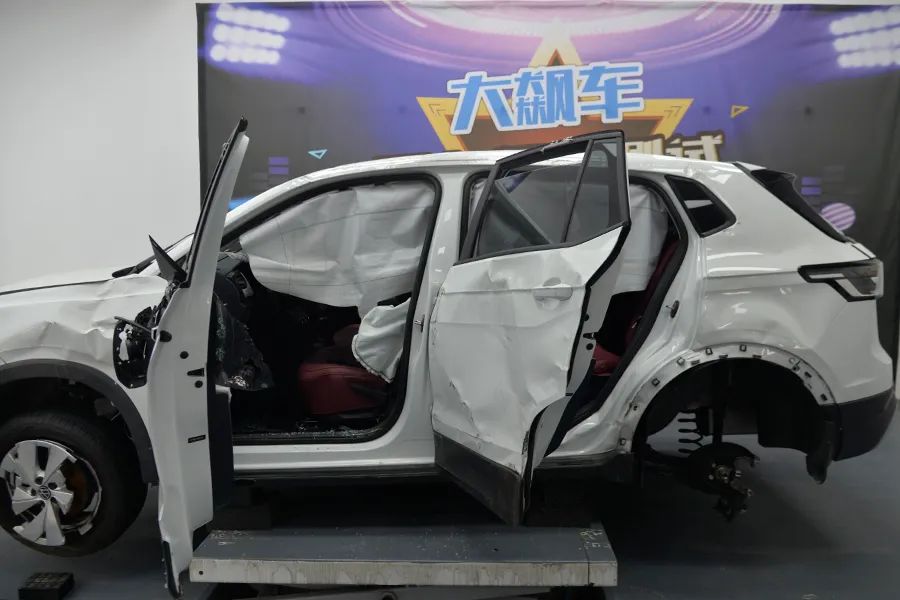 高速失控翻滚，一家人死里逃生全靠它！