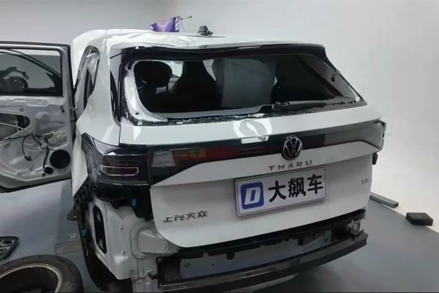 高速失控翻滚，一家人死里逃生全靠它！