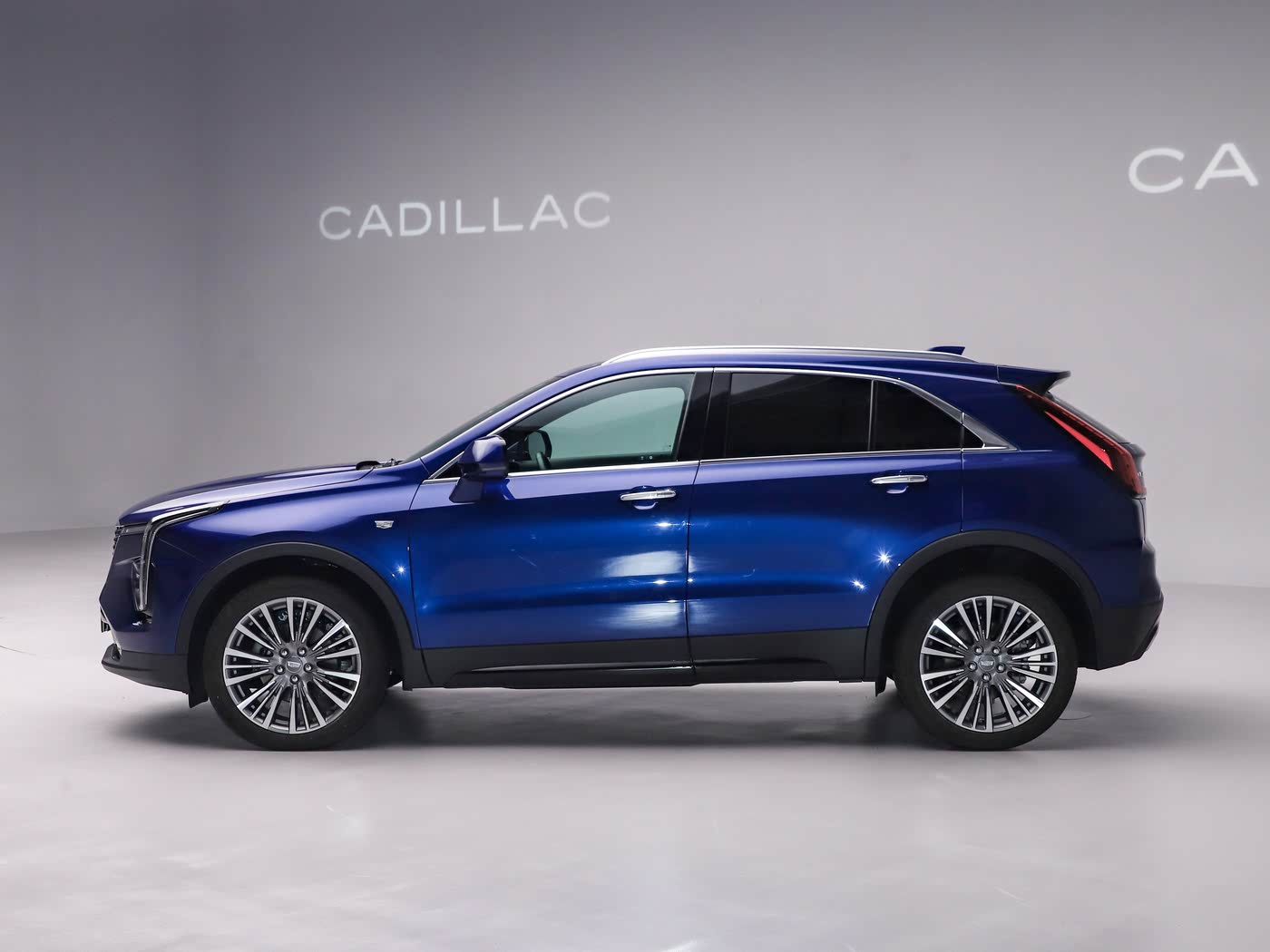 凯迪拉克掀桌子了，XT4一口价15.99万起，绝了