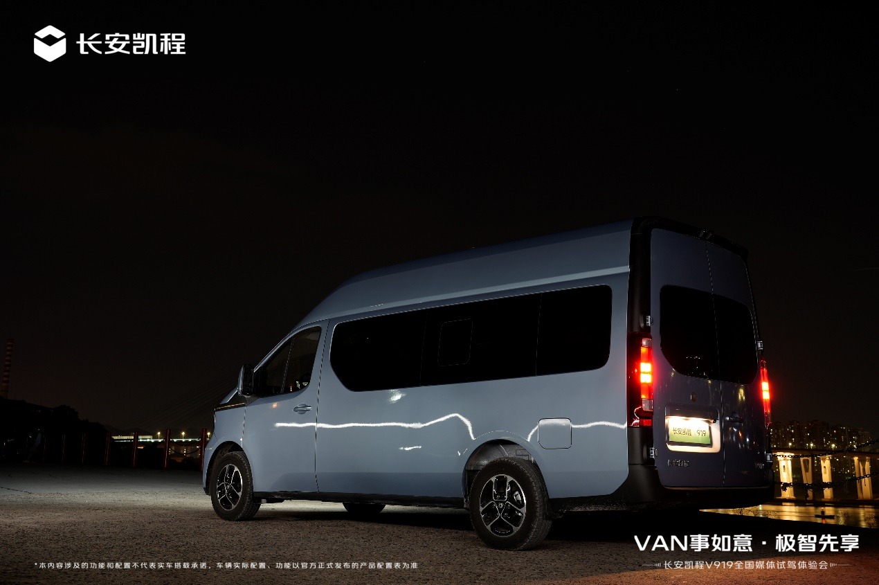 无人机表演震撼登场，长安凯程V919开启“时空之门”