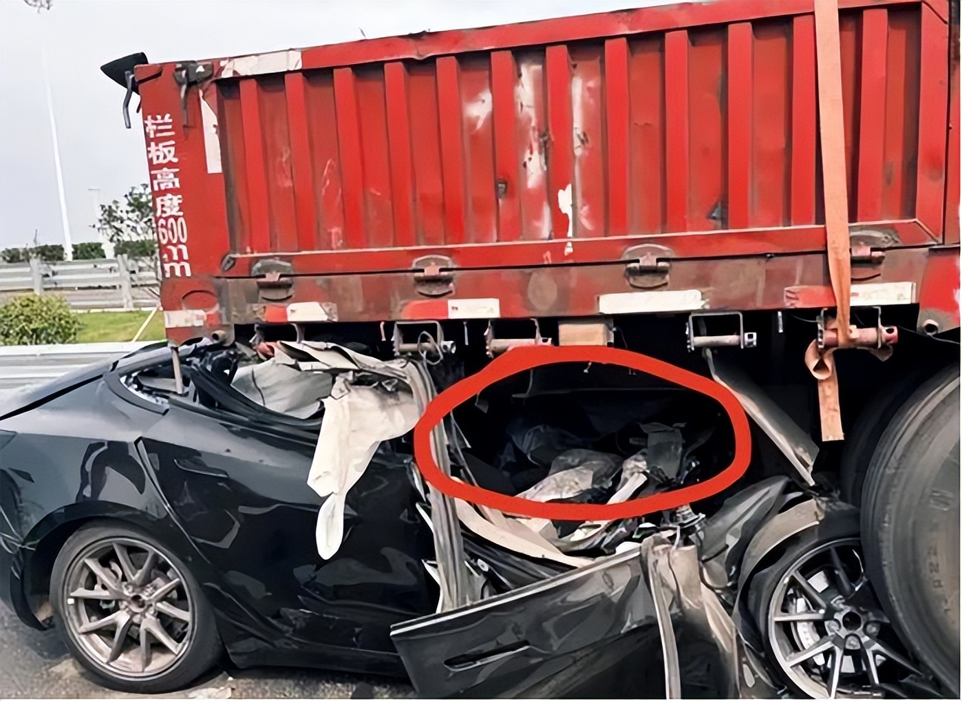 一Model 3轿车高速追尾半挂车导致车身严重变形，事故原因尚未确认