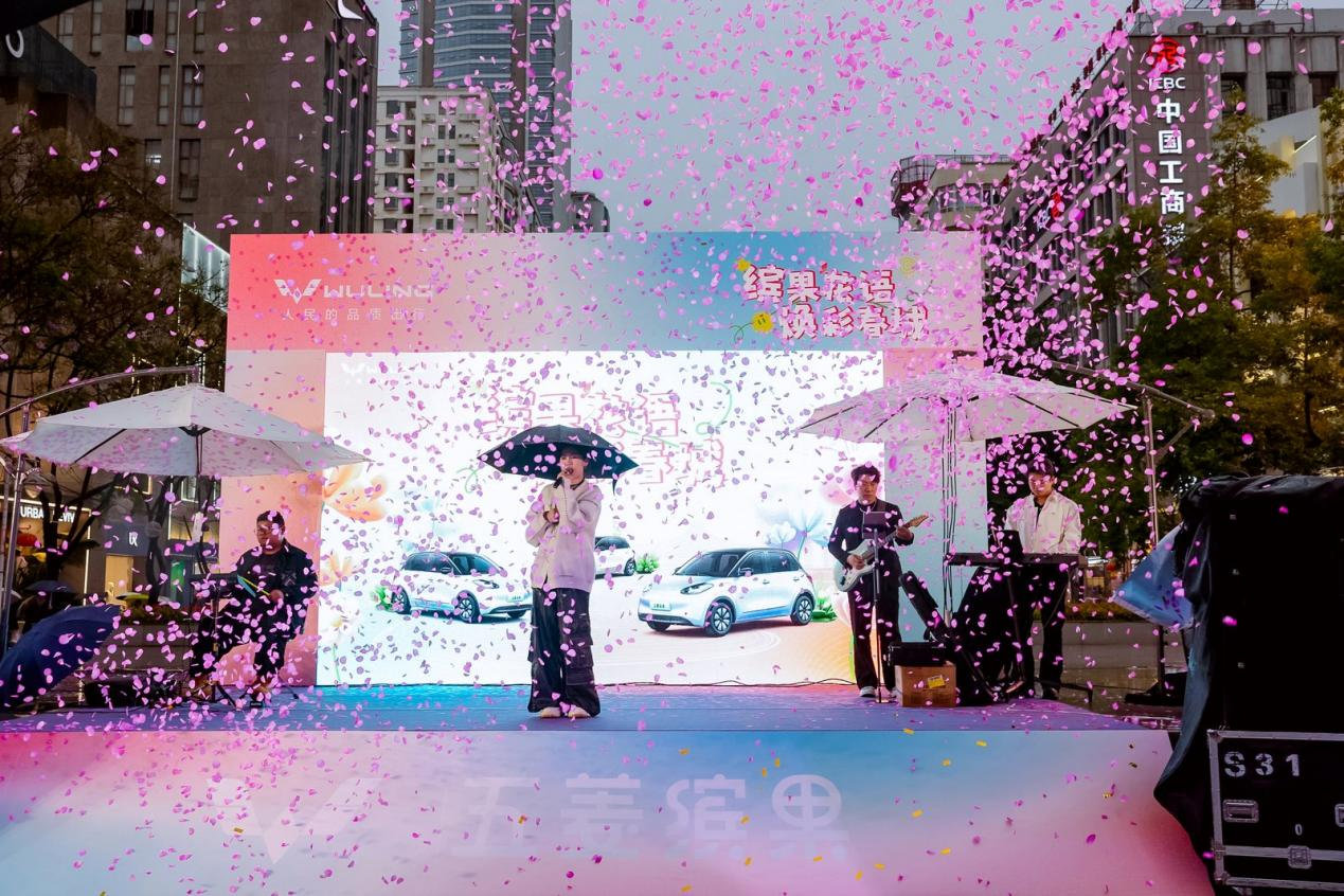 五菱缤果玩出“花”young，重塑出行浪漫想象