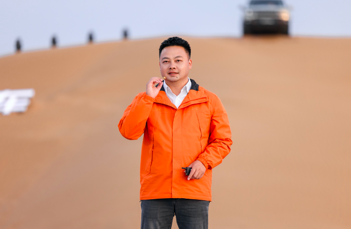 许巍沙漠星空开唱，捷途方盒子大会点燃越野文化新爆点