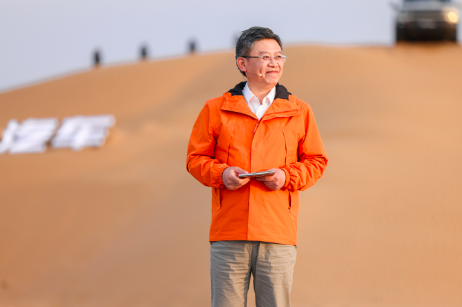 许巍沙漠星空开唱，捷途方盒子大会点燃越野文化新爆点
