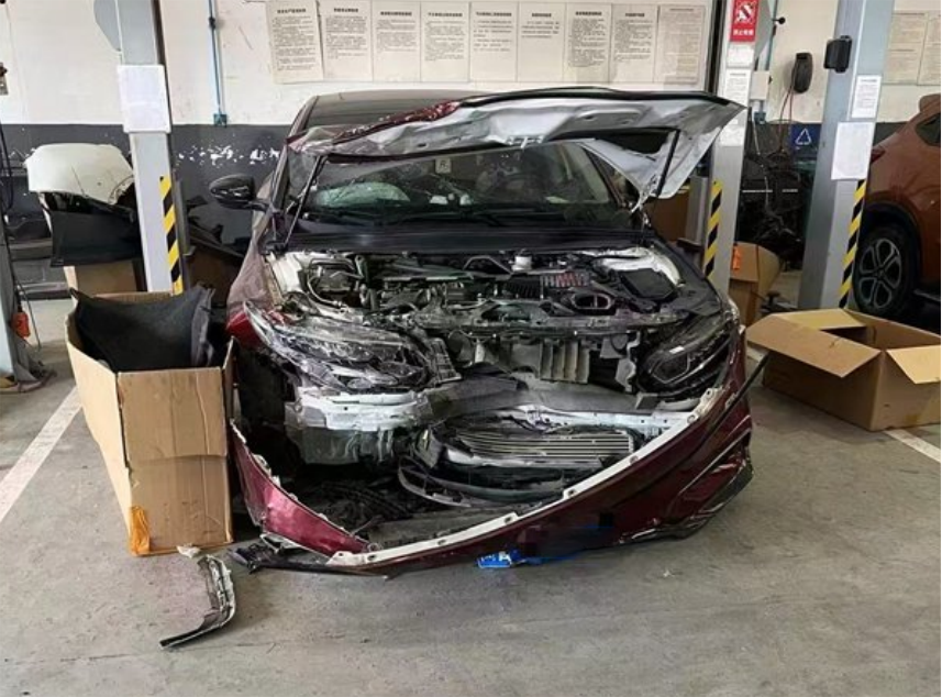 英菲尼迪车主遭遇对向车辆远光频闪，双车交会时错误决定直接撞击