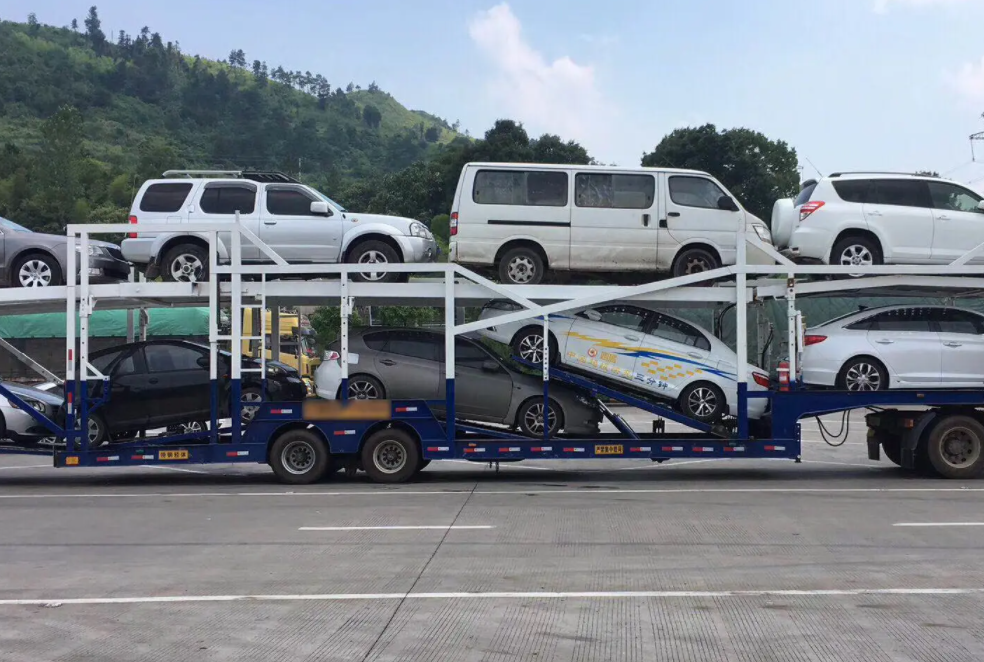 “零公里二手车”座谈会参与企业有两家车企，参与企业为主动报名