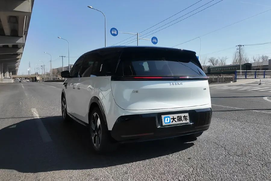 极氪MIX：极氪、领克就没一个底盘不能打的，哪怕是辆家用车！