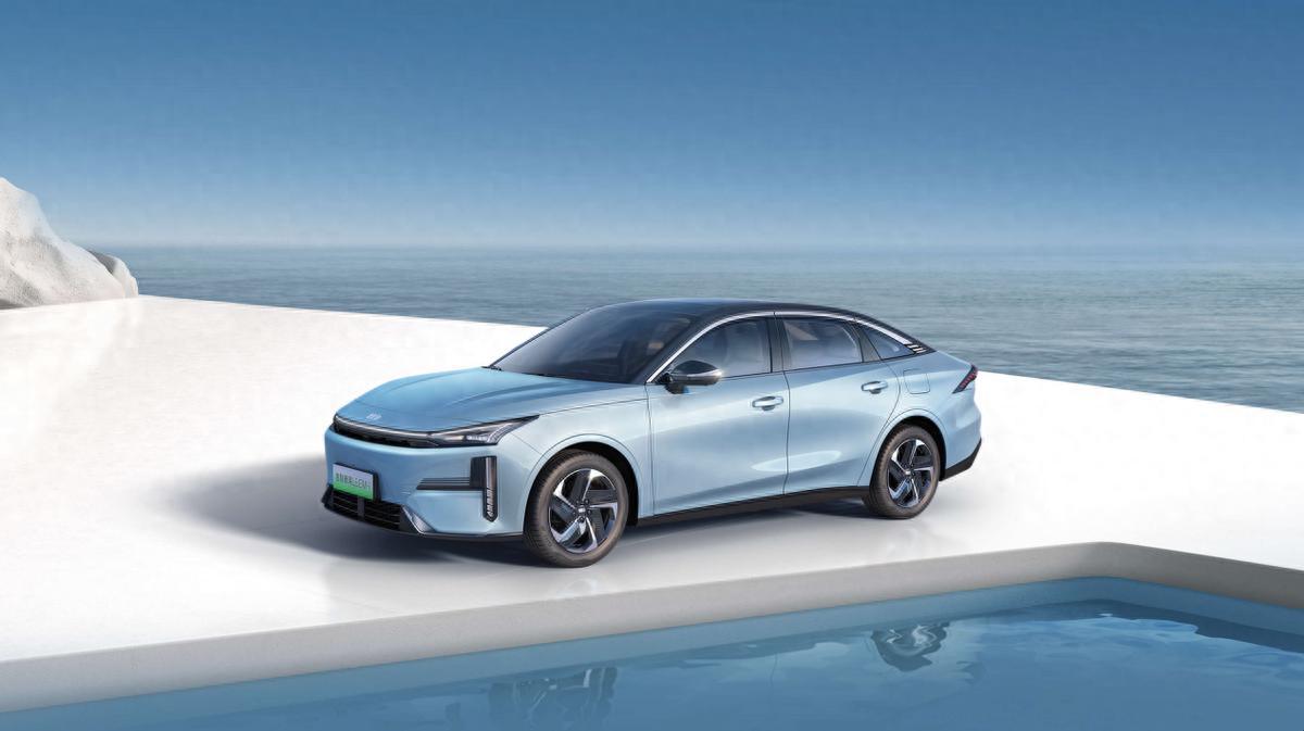 2L 级亏电油耗，超 2000km 综合续航，银河 L6 EM-i，让出行告别能耗焦虑！