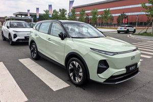 续航1500km，近4.8米喝92油！9.98万，中型SUV悦意07上市