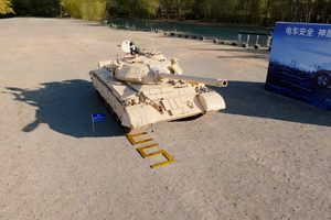 不惧TANK碾压！吉利银河E5神盾金砖电池完成行业最大吨位抗压试炼