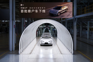 仰望U7即将交付，以硬核实力诠释全球首款超级四电旗舰轿车