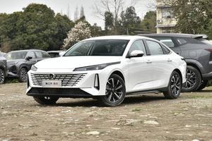 10万内想买高性价比大牌家用车，是选长安逸动，还是要大众朗逸？