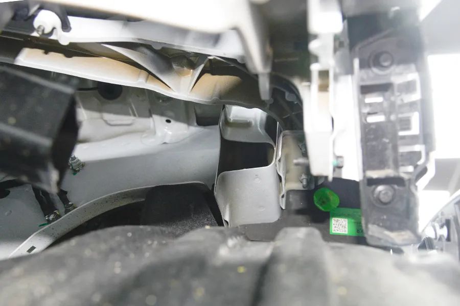 极氪MIX拆车：虽然看上去慈眉善目，但你还真撞不过它！