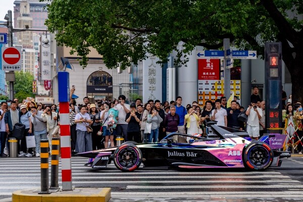 FE电动方程式全新GEN3 Evo在黄浦的街道穿行