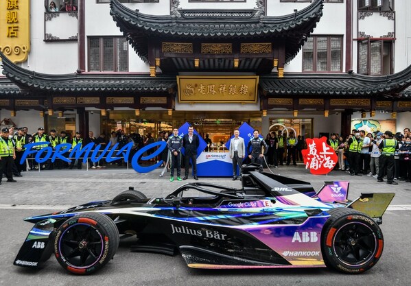 传统与未来的碰撞 老凤祥匠心设计2025FE电动方程式上海站奖杯亮相