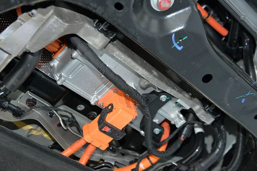 极氪MIX拆车：底盘紧凑工整，正向研发想改很容易！