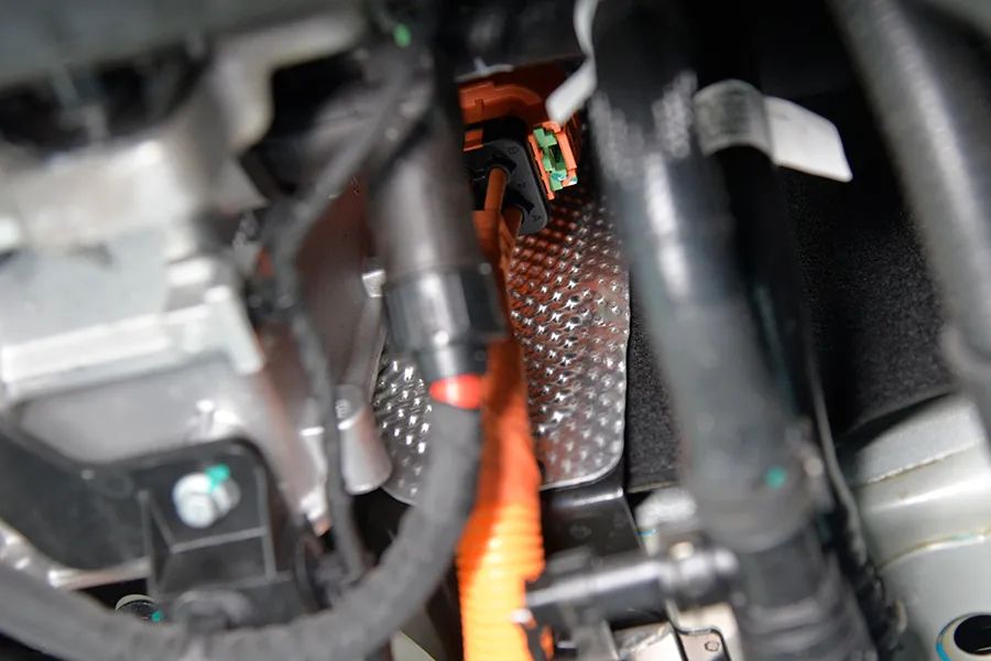 极氪MIX拆车：底盘紧凑工整，正向研发想改很容易！