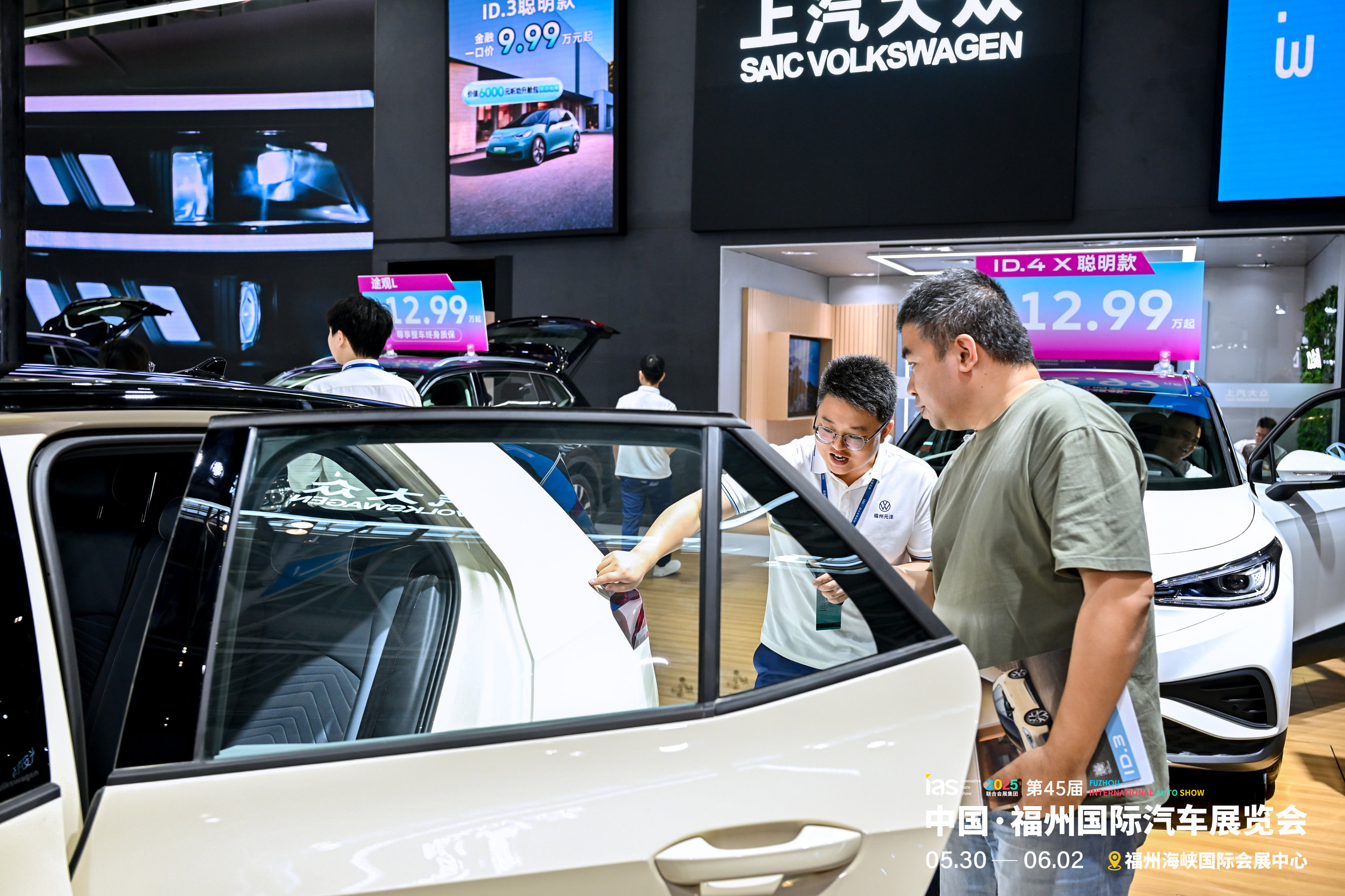 人潮涌动赴车界盛事  2025福州端午国际车展开幕