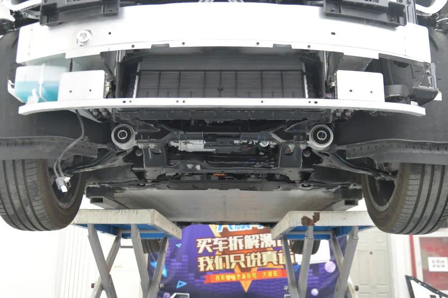 极氪MIX拆车：底盘紧凑工整，正向研发想改很容易！