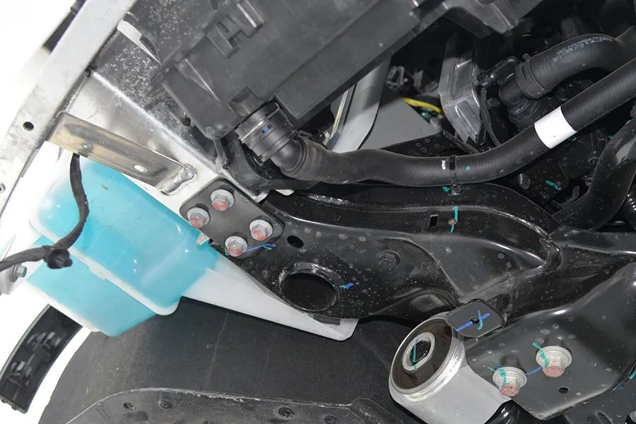 极氪MIX拆车：底盘紧凑工整，正向研发想改很容易！