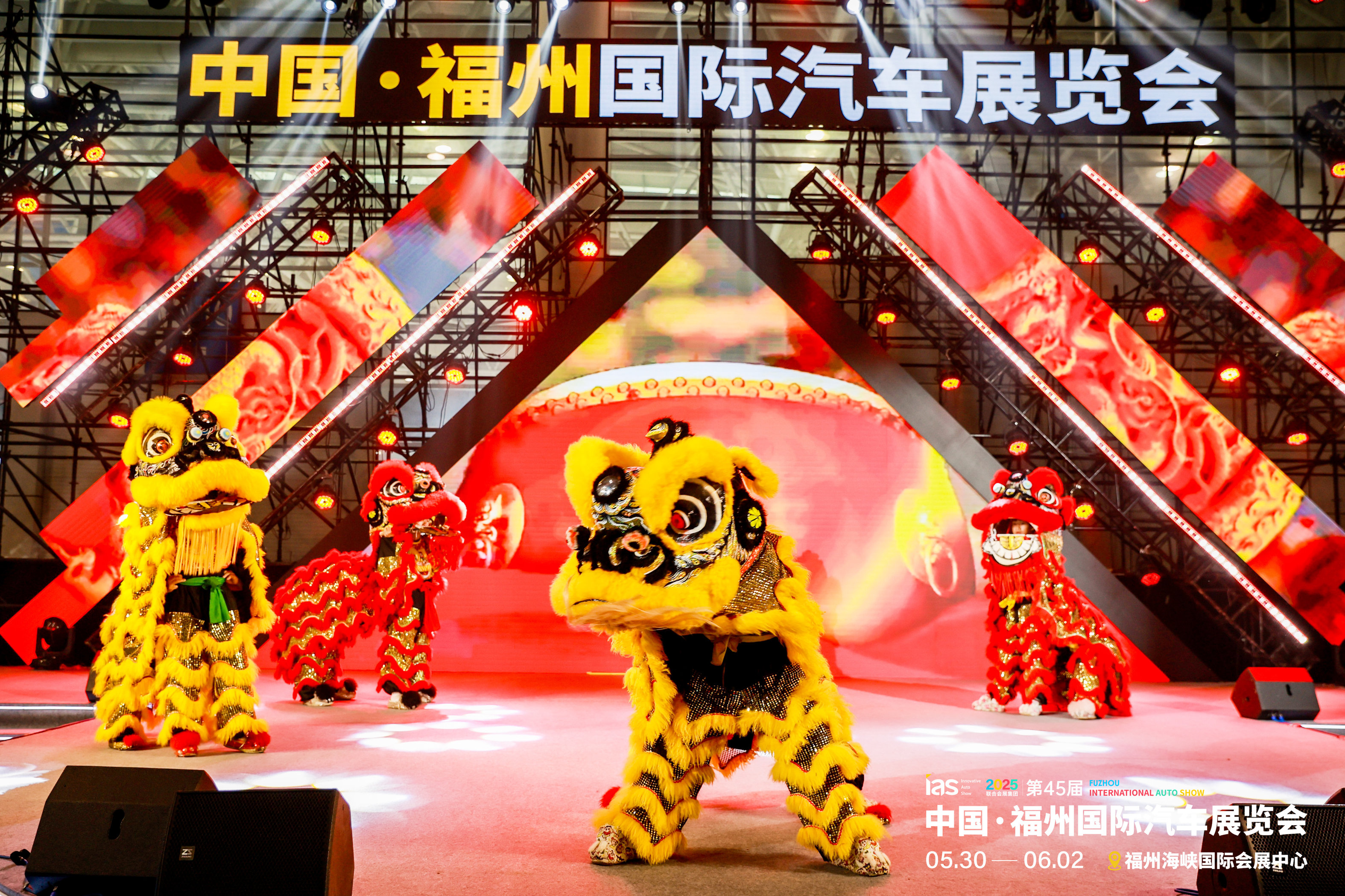 人潮涌动赴车界盛事  2025福州端午国际车展开幕