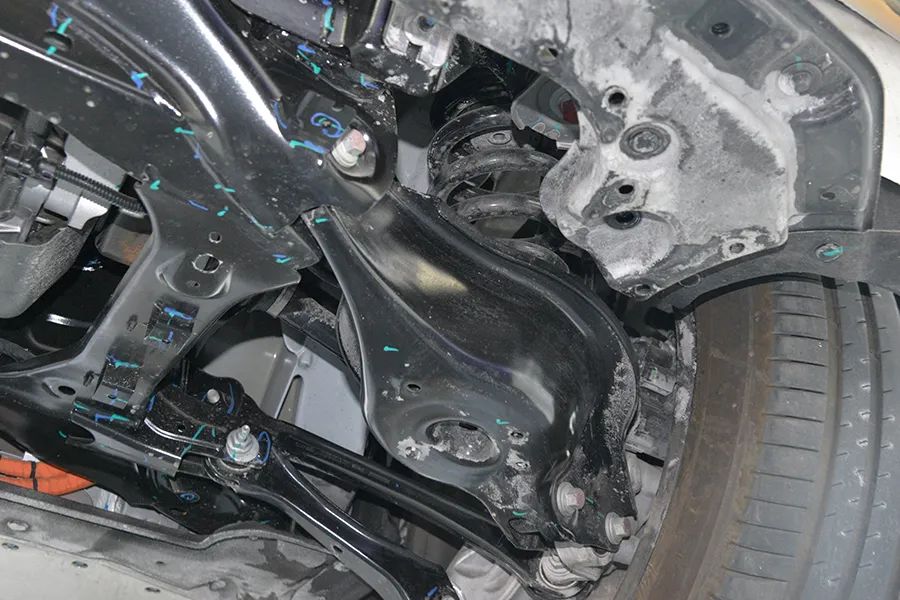 极氪MIX拆车：底盘紧凑工整，正向研发想改很容易！