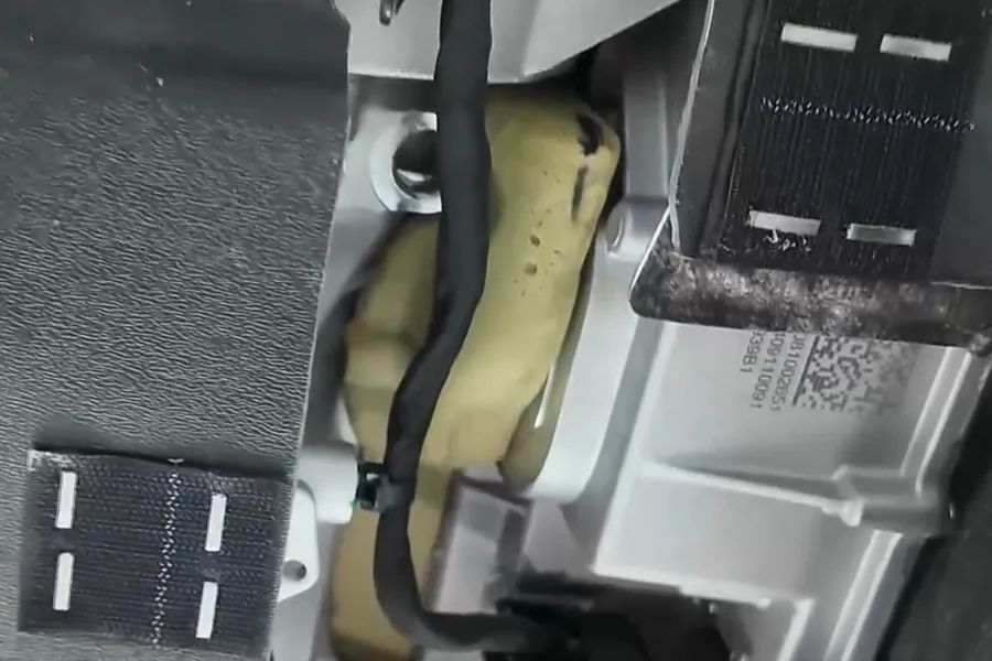 极氪MIX拆车：底盘紧凑工整，正向研发想改很容易！