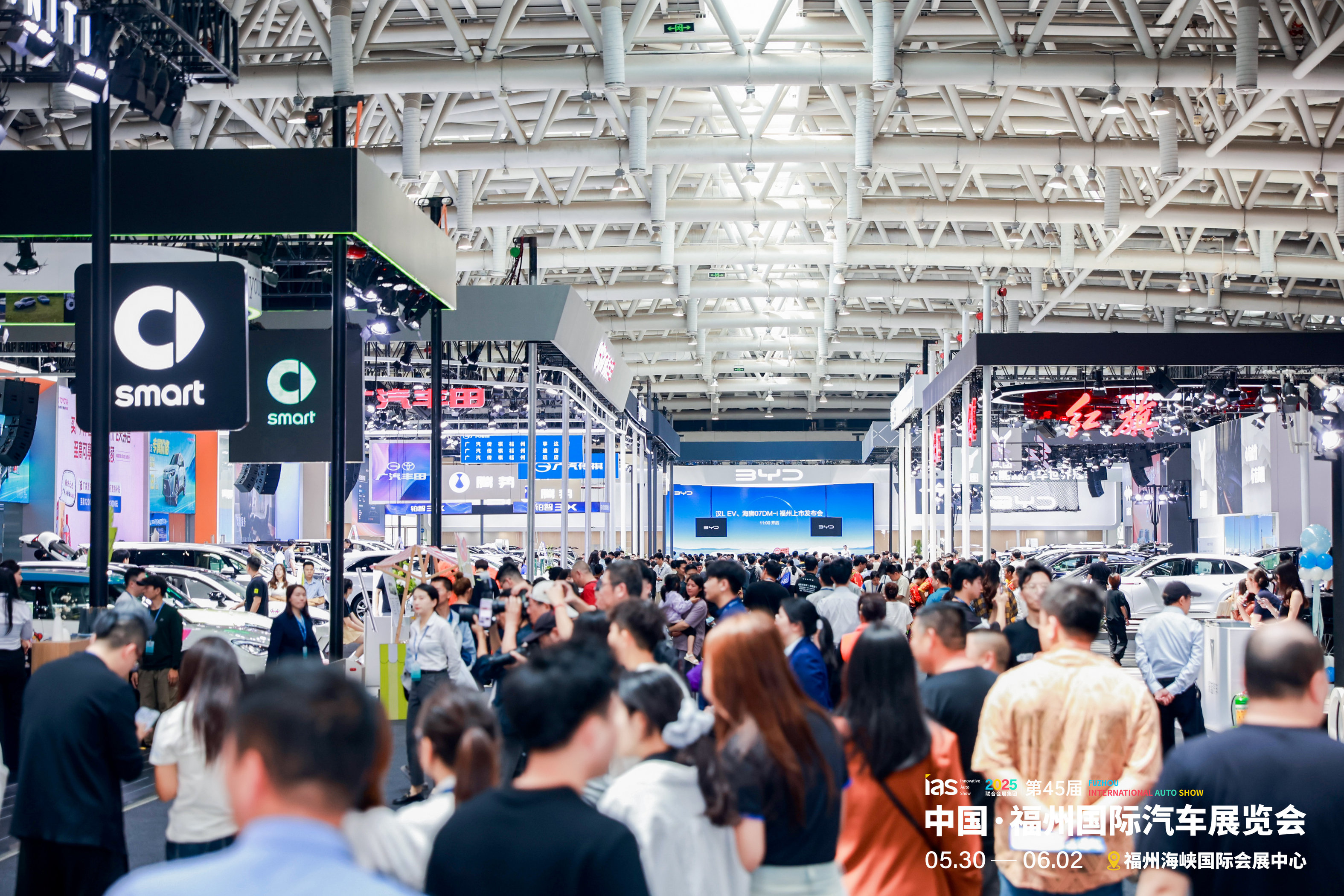人潮涌动赴车界盛事  2025福州端午国际车展开幕