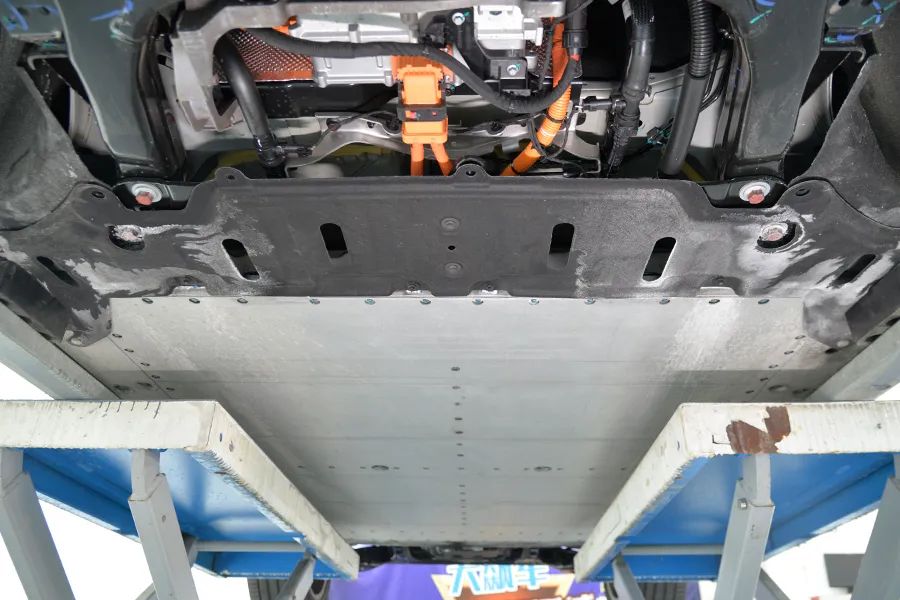 极氪MIX拆车：底盘紧凑工整，正向研发想改很容易！