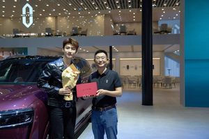 白敬亭现身粤港澳车展 官宣问界品牌挚友及问界M8车主