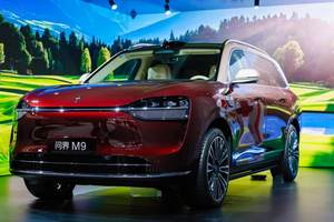 当红科技旗舰！问界M9 2025款大五座零重力座椅版开启交付