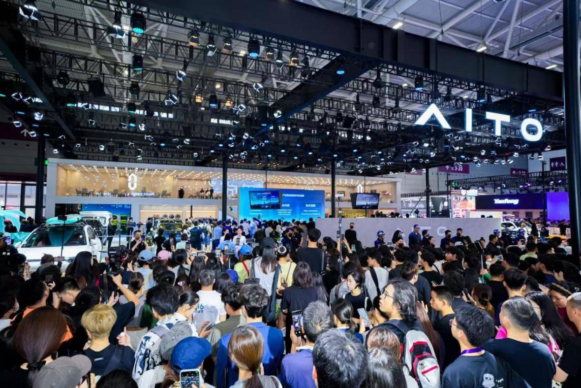 白敬亭实力助阵+旗舰新款交付！问界闪耀2025粤港澳车展