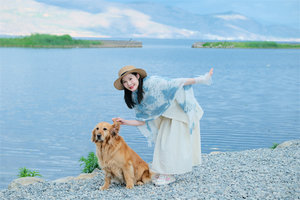 被甜晕！“水木精灵” 王泫梓妍与金毛的湖畔梦幻联动