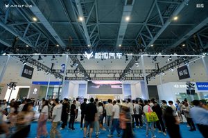 15分钟充电500公里！极狐新阿尔法T5亮相杭州车展