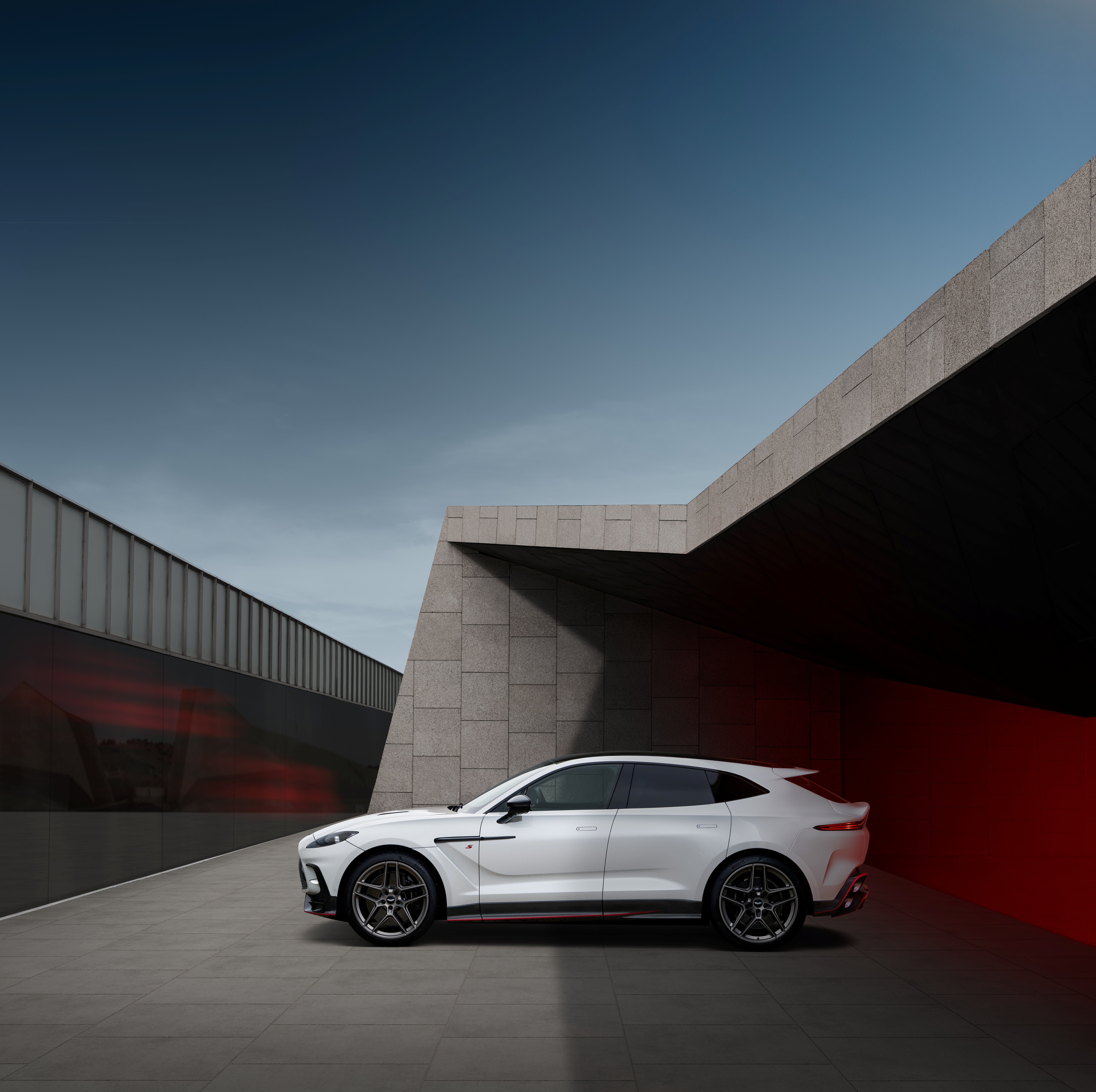 阿斯顿·马丁DBX S：全新旗舰超跑级SUV