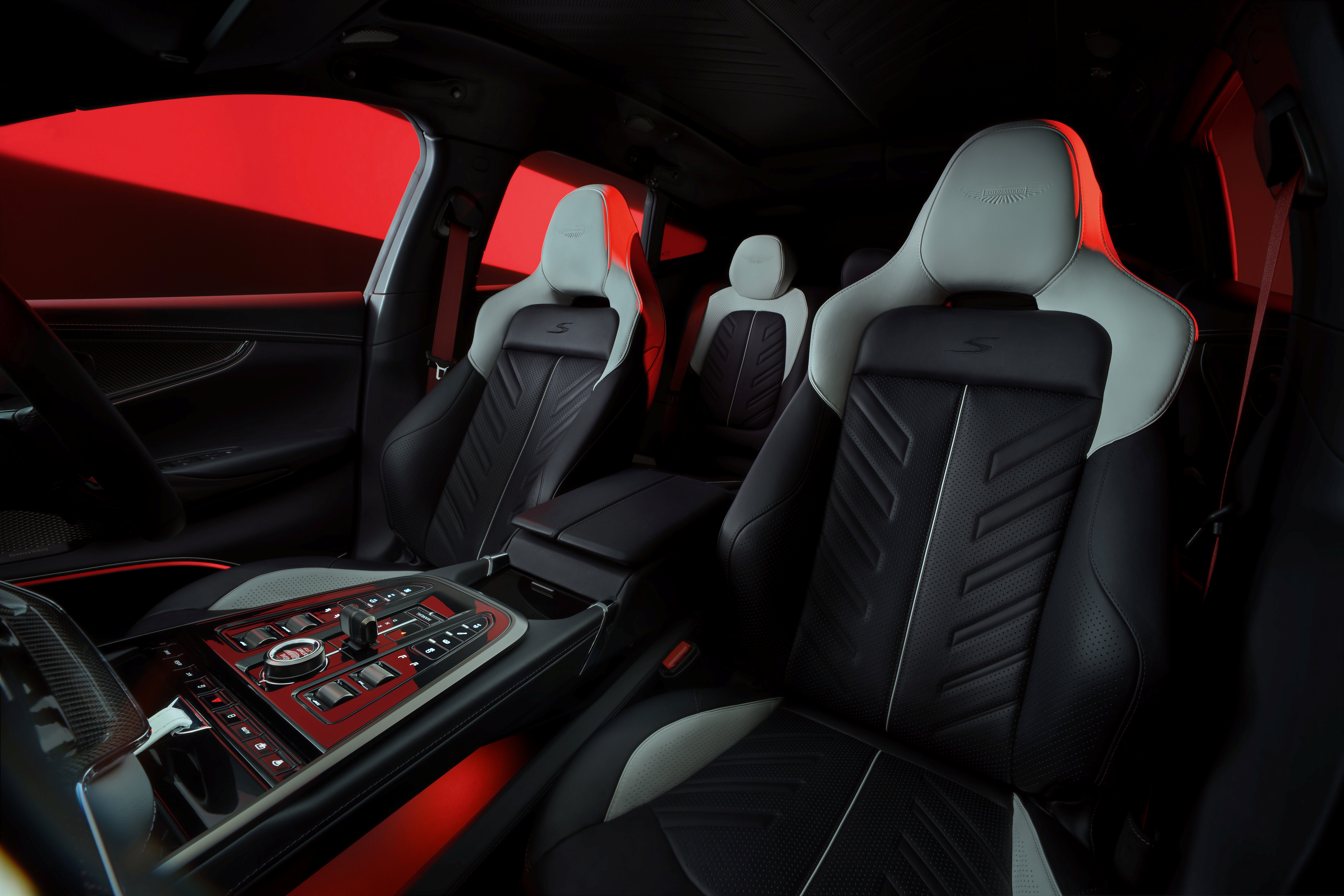 阿斯顿·马丁DBX S：全新旗舰超跑级SUV