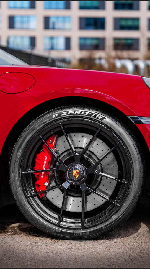 倍耐力轮胎搭载于保时捷911 GTS：首款采用混合动力系统的车型