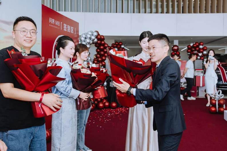 全能车王 品质交付 | 问界M8让家满载幸福，奔赴美好
